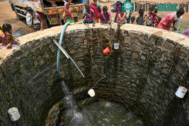 Lấy nước từ giếng ở quận Shahapur, bang Maharashtra, Ấn Độ.