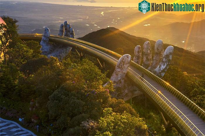 Cầu Vàng ở Đà Nẵng vẫn được nhận xét là “độc nhất vô nhị“.