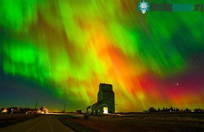 Cực quang thắp sáng bầu trời ở Brant, Alberta, Canada, ngày 7/10.
