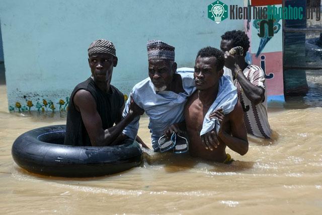 Cứu hộ khỏi lũ lụt ở Maiduguri, Nigeria.