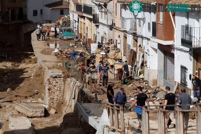 Một con phố phủ đầy bùn ở thành phố Chiva bị lũ lụt, gần Valencia, Tây Ban Nha.