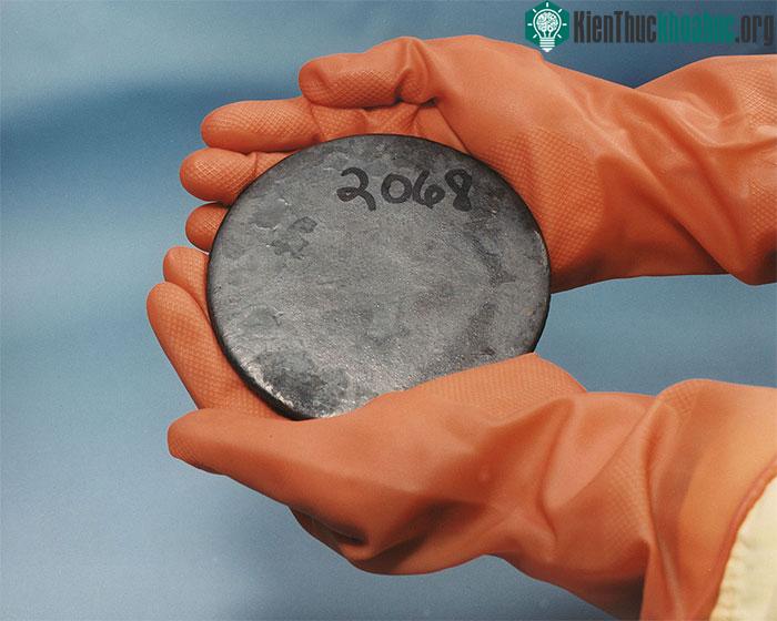 Bánh kim loại trong hình là hợp kim của uranium, zirconium, molypden và các kim loại khác.