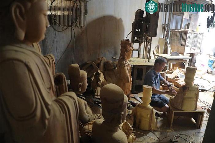 Chạm khắc tượng từ gỗ mít.