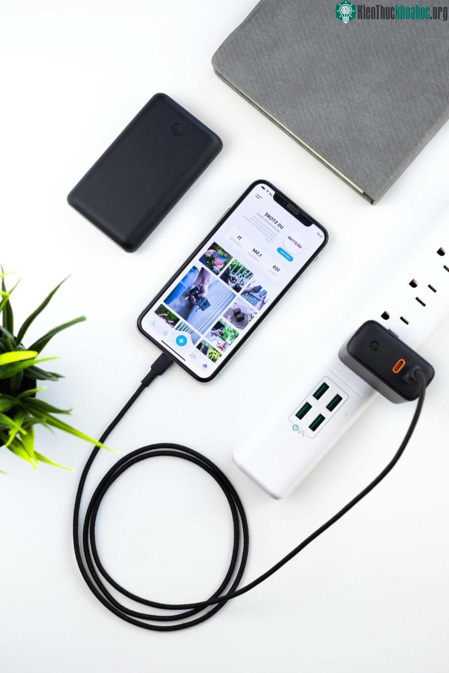 Một chiếc điện thoại được cắm vào nguồn điện. Ảnh của Pexels