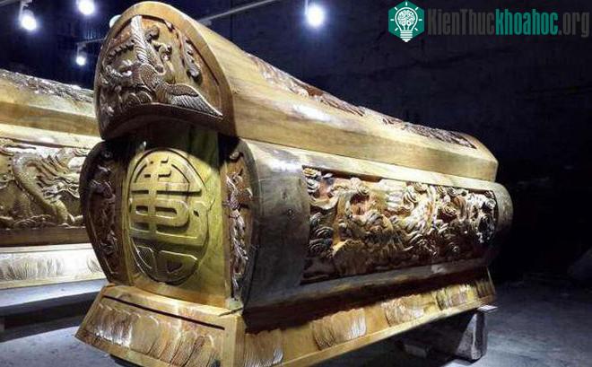 Phòng đặt linh cữu vua được để thêm tro thực vật, giúp giảm độ ẩm trong không khí.