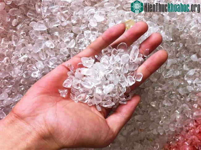Thạch anh vụn dùng để rải mộ nhằm hướng về thanh khiết trong tâm linh.