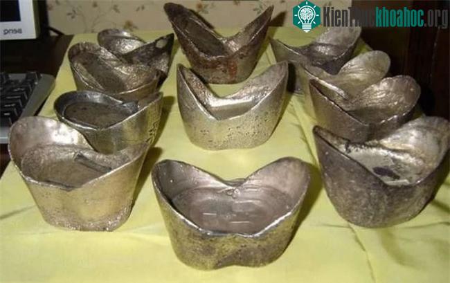 Vàng, bạc đều rất quý hiếm do công nghệ khai thác và tinh luyện thời kỳ đó chưa hoàn thiện.&nbsp;