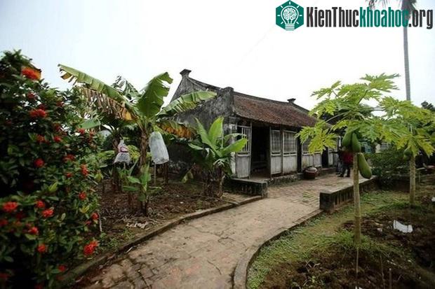 Lối vào ngôi nhà Bá Kiến