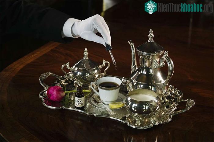 Việc sử dụng chất độc làm vũ khí là kỹ năng đã được con người thuần thục từ thời tiền sử.