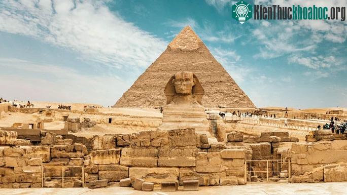 Kim tự tháp Khafre và bức tượng Nhân sư canh giữ phía trước