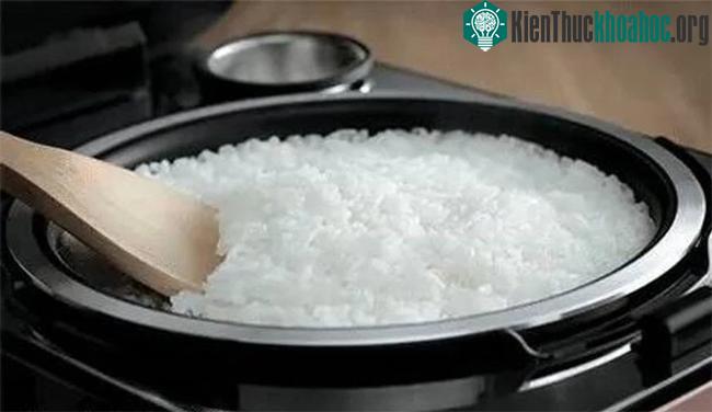 Cơm trắng là món ăn không thể thiếu trong mâm cơm mỗi gia đình.