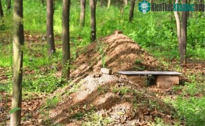 Quan tài chôn bên dưới, trên bề mặt, đất cát lại được đắp thành một ụ nhỏ hình tam giác.