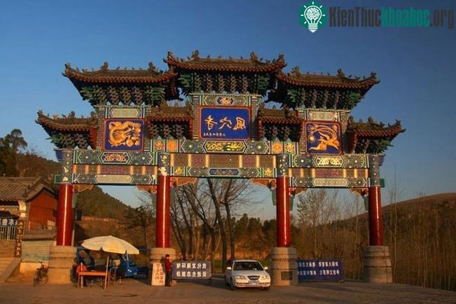 Vì sao cứ tháng 6 luôn có trận mưa kỳ lạ trút xuống ngôi chùa 1800 năm? ảnh 0