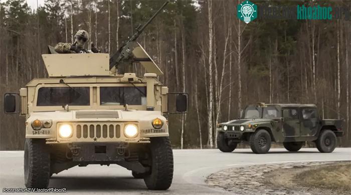 Humvee là mẫu xe biểu tượng cả trên chiến trường lẫn trong hoạt động vận tải quân sự.&nbsp;