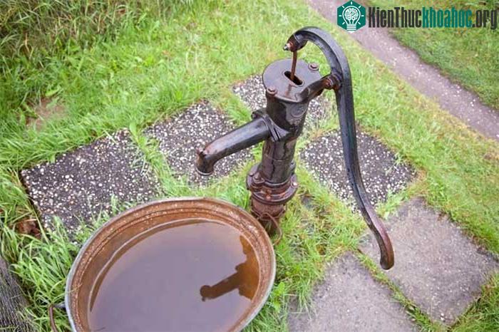 Nước giếng khoan có màu vàng là sự ô nhiễm kim loại nặng.