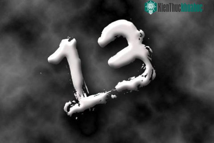 Số 13 là con số sau con số 12 hoàn hảo khiến người ta cảm thấy kỳ quái và khác thường.