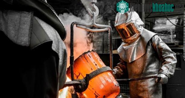 Tại sao khi kim loại nóng chảy, nồi nấu kim loại vẫn giữ được sự ổn định như ban đầu? ảnh 0