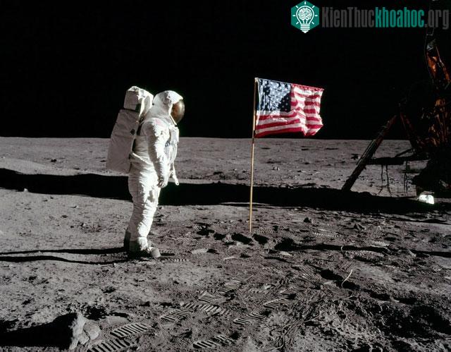 Phi hành gia NASA và lá cờ trên Mặt trăng.