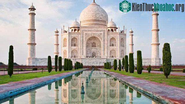 Taj Mahal được xây dựng bởi Shah Jahan của triều đại Mughal để tưởng nhớ vợ mình.