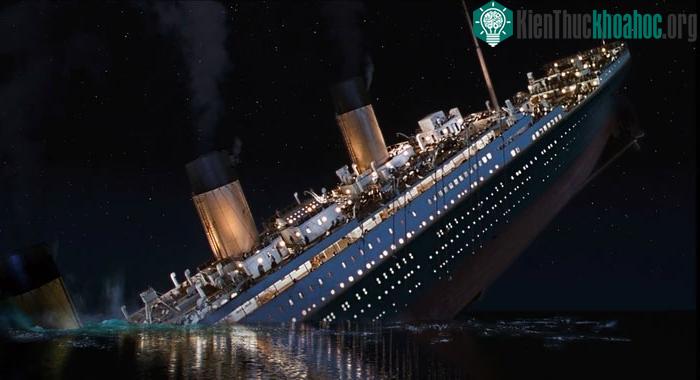 Con tàu Titanic chở hơn 2.200 người gặp phải thảm họa chìm tàu khủng khiếp.