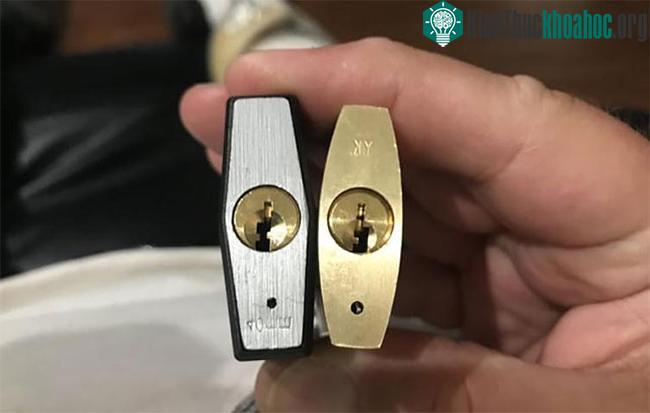 Lỗ nhỏ thường thấy dưới đáy ổ khóa.