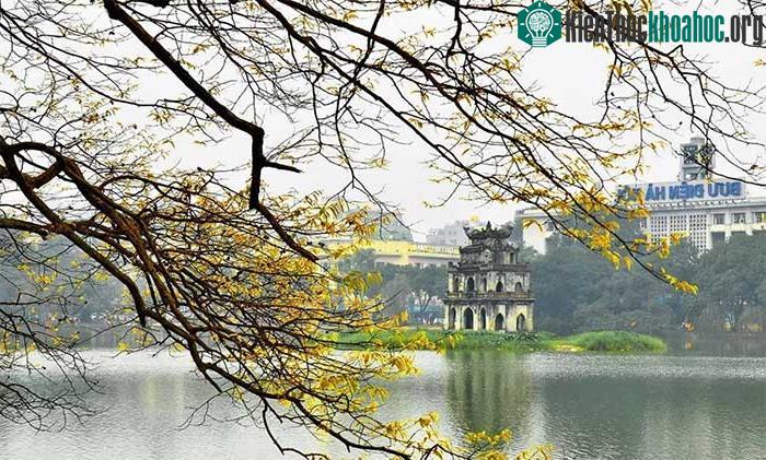 Đi chơi Bờ Hồ như một thói quen văn hóa ở Hà Nội.