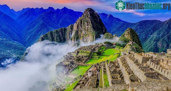 Machu Picchu là thành phố cổ được xây dựng giữa dãy núi Andes và rừng nhiệt đới Amazon