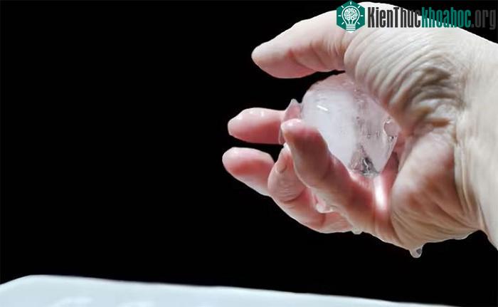 Đá càng lạnh thì khả năng dính vào da khi tiếp xúc càng cao.