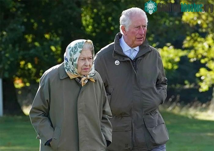 Nữ hoàng và Thái tử Charles đi dạo ở Balmoral vào tháng 10/2021.