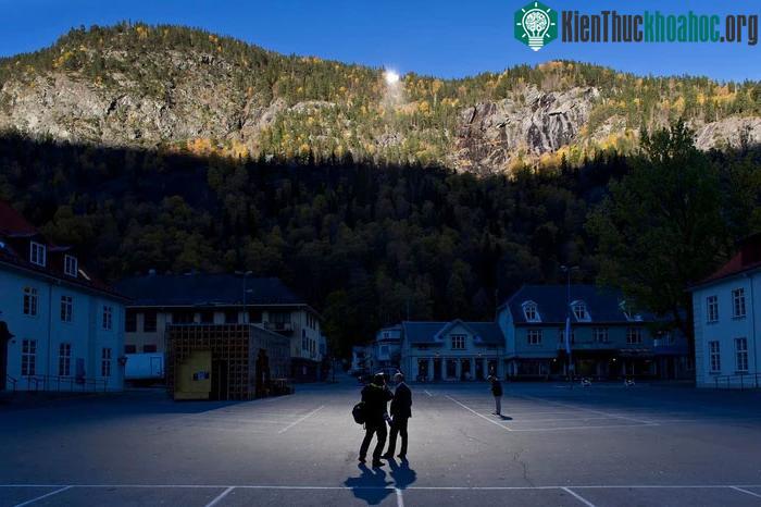 Vì sao Rjukan được mệnh danh là "thị trấn không có Mặt trời"? ảnh 0