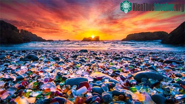 Bãi biển thủy tinh đẹp ngất ngây ở California, Mỹ.