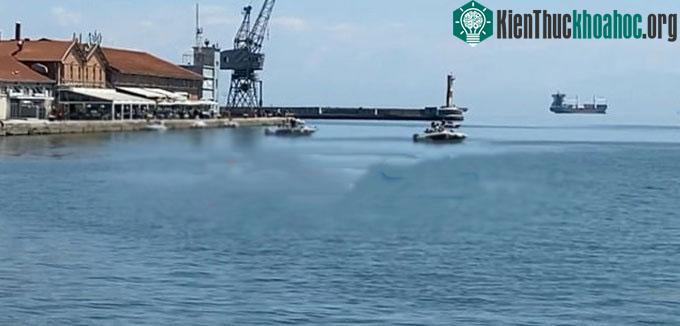 Tại sao có hiện tượng tàu lơ lửng trên mặt biển? ảnh 0