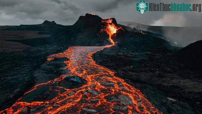 Dung nham (magma) do núi lửa phun trào thực chất là một chất lỏng có nhiệt độ cao