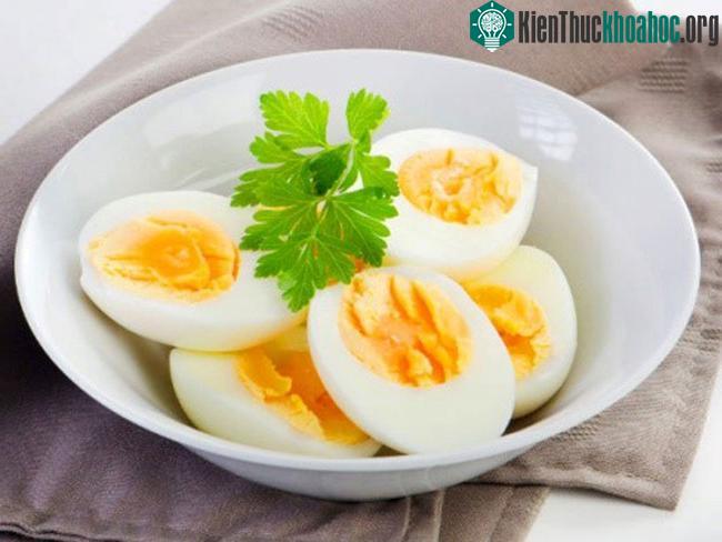 Hiện tượng trứng sau khi luộc bị biến đổi cấu trúc này gọi là hiện tượng đông tụ của protein.