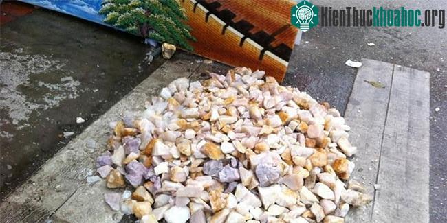 Người ta sẽ thường sử dụng đá vụn thạch anh để rải quanh nền phần mộ tổ tiên.