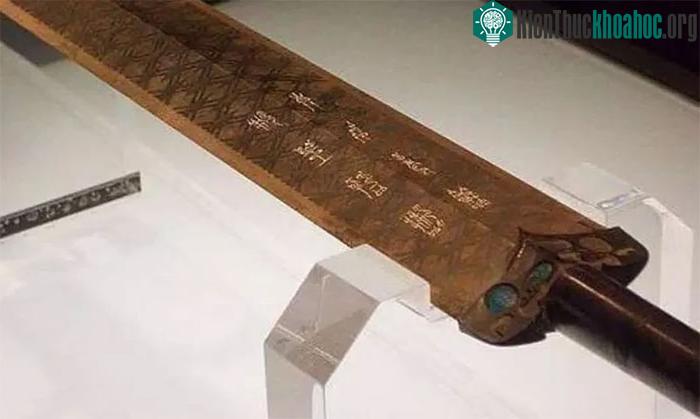 8 chữ được khắc trên thân kiếm tiết lộ chủ nhân là Việt Vương Câu Tiễn.