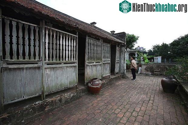 Mặt ngoài của ngôi nhà hơn trăm năm tuổi.