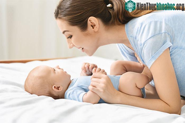 Có ai chưa từng nói chuyện với trẻ nhỏ bằng nhưng âm thanh kỳ cục không nhỉ?