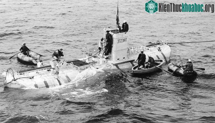 Tàu Trieste trồi lên sau khi thực hiện cú lặn kỷ lục thế giới ở độ sâu 3.150 mét