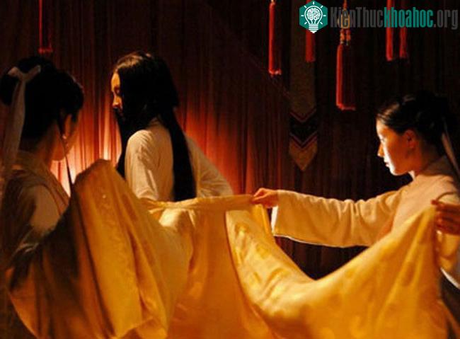 Hoàng đế nếu muốn qua đêm thì chỉ có thể ngủ qua đêm cùng Hoàng hậu.