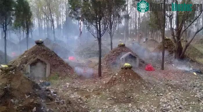 Đắp một gò đất nhỏ lên mộ giúp mọi người dễ nhận biết và tìm kiếm hơn.