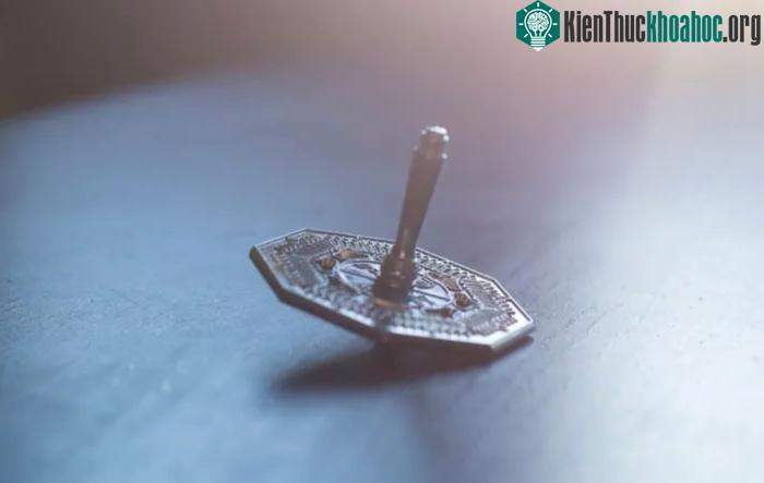Con quay là một ví dụ Newton đưa ra để giải thích cho định luật chuyển động.