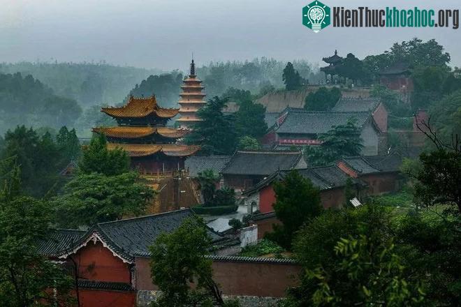 Phong Huyệt Tự lần đầu tiên được xây dựng cách đây hơn 1.800 năm.