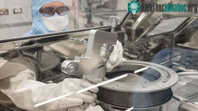 Công cụ được NASA sử dụng để mở nắp khoang chứa mẫu vật