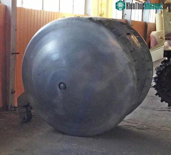 Kugelpanzer có một bánh xe nhỏ nhô ra từ phía sau xe để lái.