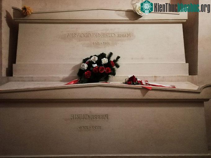 Mộ của Pierre và Marie Curie trong Điện Panthéon.