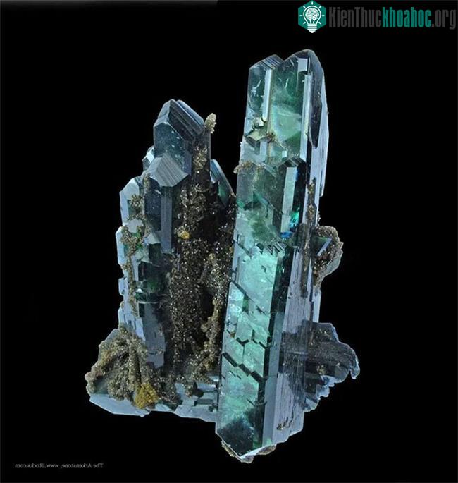 Vivianite nguyên chất không màu, nhưng khoáng chất này rất dễ bị oxy hóa