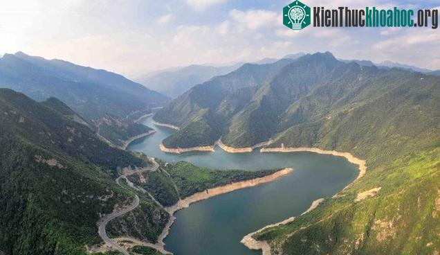 Tần Lĩnh tách khí hậu cận nhiệt đới ẩm ở phía Nam khỏi khí hậu ôn đới khô ở phía Bắc.