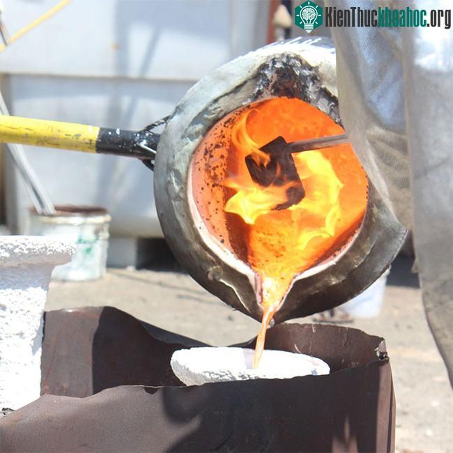 Nồi nấu kim loại là một thiết bị thường được sử dụng trong phòng thí nghiệm