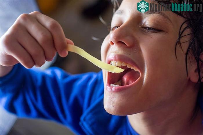 Đôi khi trung tiện có cảm giác nóng sau khi bạn ăn thức ăn chứa nhiều gia vị cay, nóng.